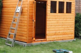 Gartenhaus aus Holz mit Flachdach