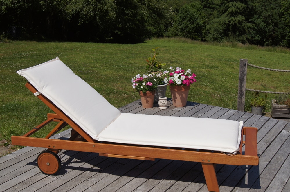 Gartenliege aus Holz mit Auflage gelebte Gartenliebe