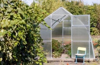 Schrebergarten mit Minigewächshaus