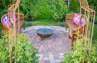 Steinkreis mit Feuerschale
