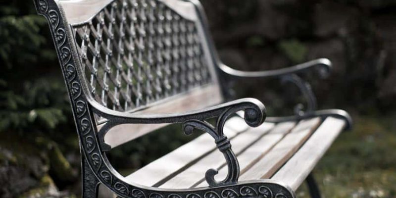 Sitzkomfort deluxe: Gartenbänke mit Armlehnen