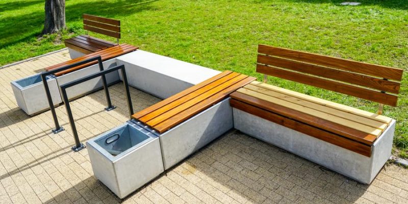 Sitzkomfort pur: Entspannung auf einer Gartenbank ohne Lehne