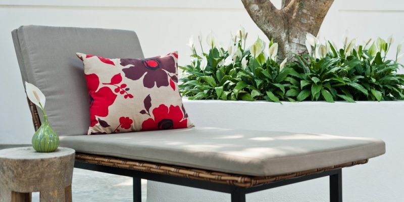 Extra hohe Gartenliege aus Holz