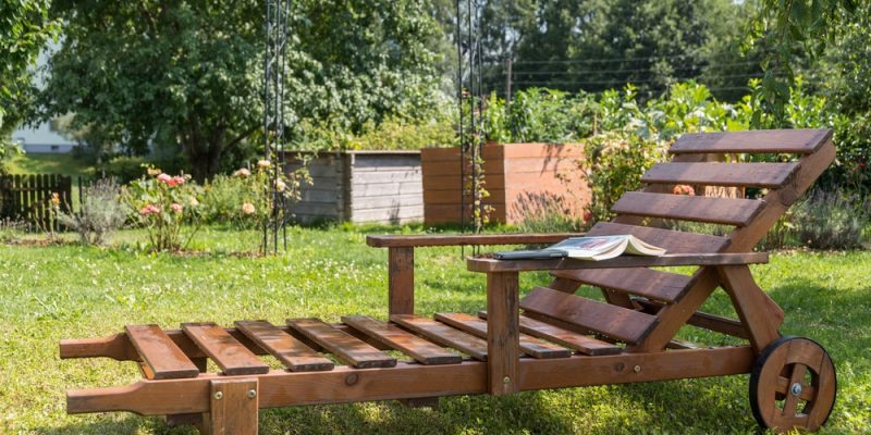 Gartenliege aus Holz mit Rädern