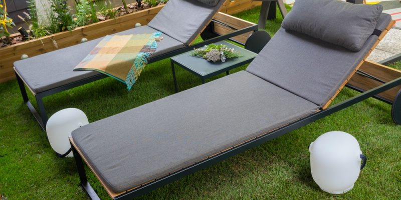 Gartenliege aus Holz mit Aluminium