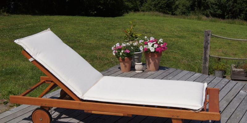 Gartenliege aus Holz mit Auflage