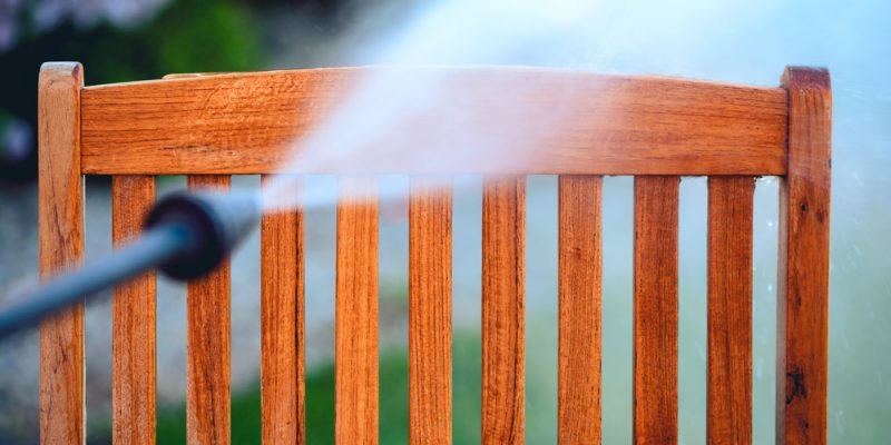 Gartenliege aus Holz reinigen