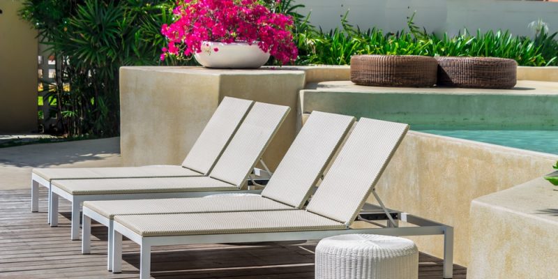 Gartenliege aus Holz und Edelstahl