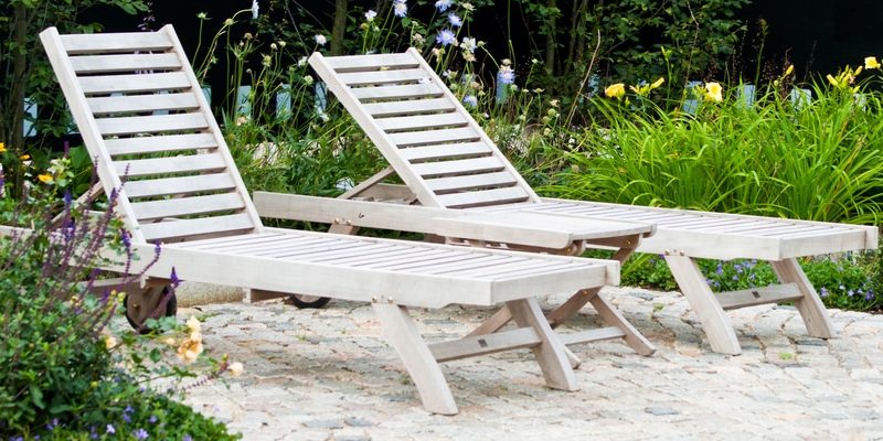 Gartenliege aus weißem Holz