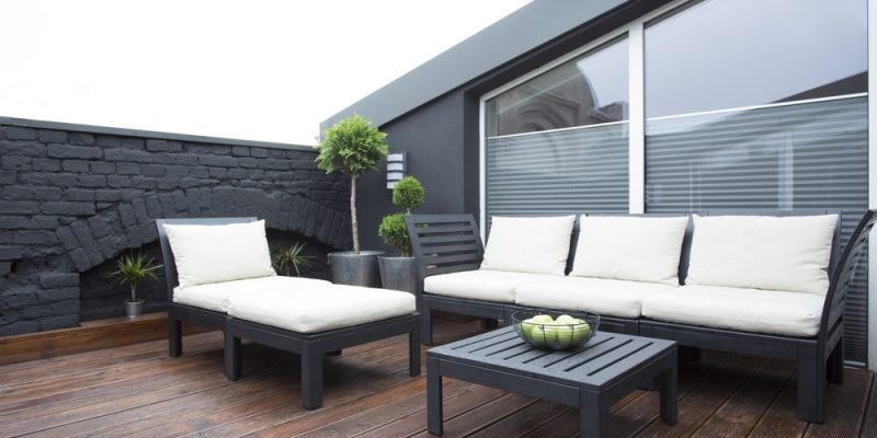 Graue Holz-Gartenliege