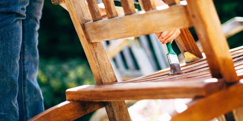Pflege und Wartung von Gartenbänken