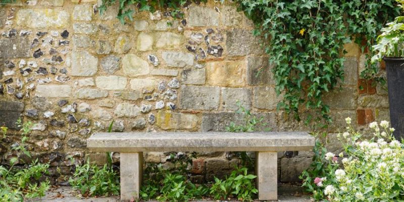 Gemütlichkeit im Garten: Rustikale Gartenbänke
