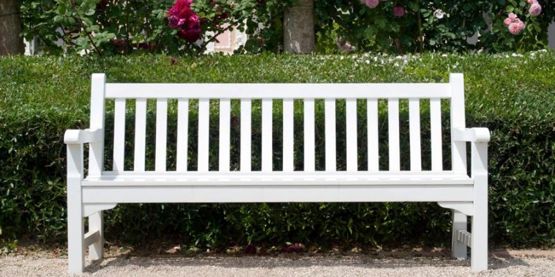 Eine weiße Gartenbank – stilvoll und elegant