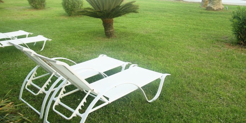 Weiße Gartenliege