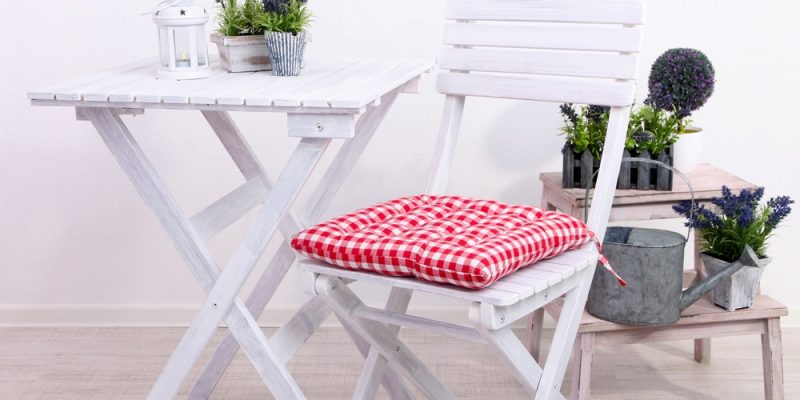 Weißer Gartenstuhl