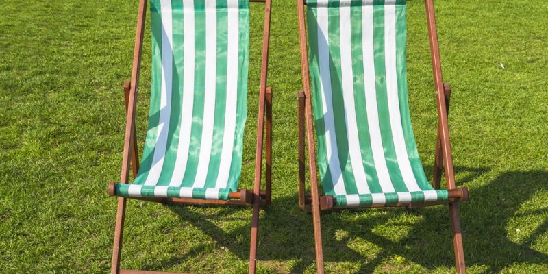 Preisgünstige Gartenliege aus Holz